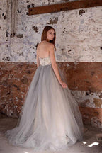 Robe de mariée bustier en dentelle blanche et tulle gris, coupe trapèze, décolleté cœur WD071