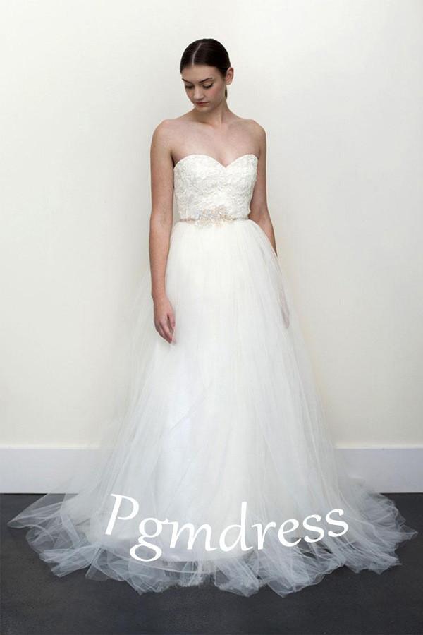 Robe de mariée bustier en dentelle blanche et tulle gris, coupe trapèze, décolleté cœur WD071