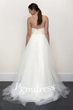 Robe de mariée bustier en dentelle blanche et tulle gris, coupe trapèze, décolleté cœur WD071
