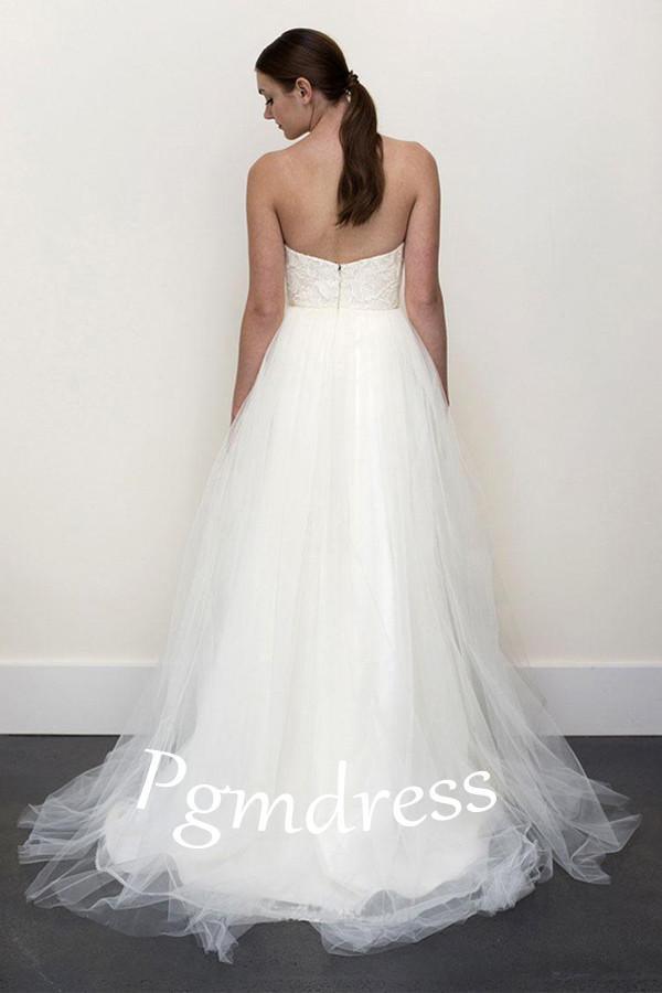 Robe de mariée bustier en dentelle blanche et tulle gris, coupe trapèze, décolleté cœur WD071