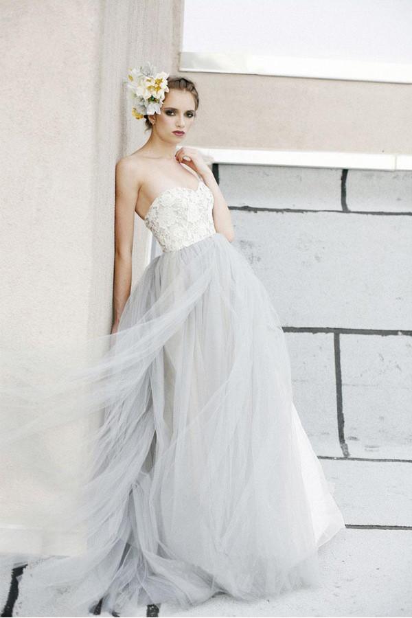 Robe de mariée bustier en dentelle blanche et tulle gris, coupe trapèze, décolleté cœur WD071