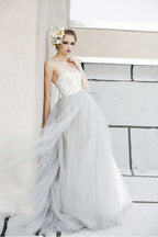 Robe de mariée bustier en dentelle blanche et tulle gris, coupe trapèze, décolleté cœur WD071