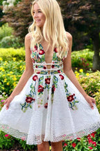 Vestido corto blanco de corte A para baile de graduación o fiesta de bienvenida con estampado floral PD248