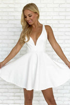 Vestido corto de fiesta de graduación con tirantes blancos, espalda descubierta y corte en A