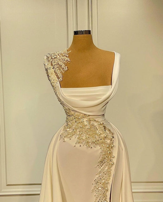 Vestido de fiesta de corte A con tirantes anchos, escote cuadrado, bordado con cuentas y abertura lateral.