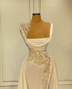 Vestido de fiesta de corte A con tirantes anchos, escote cuadrado, bordado con cuentas y abertura lateral.
