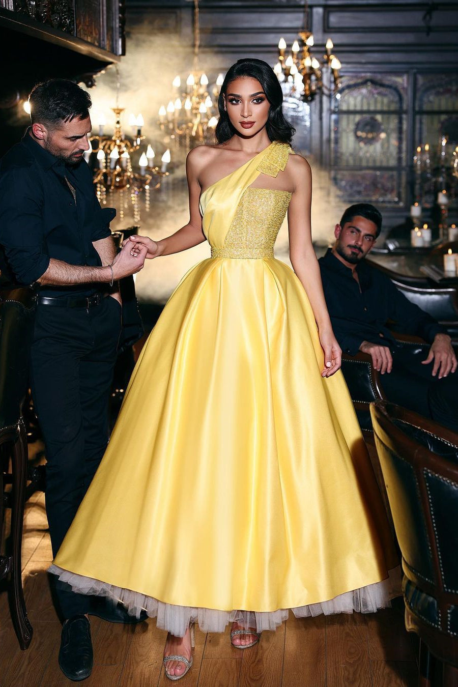 Vestido de fiesta amarillo de corte evasé con un solo hombro, lentejuelas y volantes