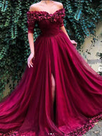 Vestidos de graduación de tul con volantes, corte en A, elegantes, con mangas tres cuartos y hombros descubiertos.