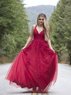 Vestidos de graduación de corte A/elegantes con apliques de tul, sin mangas, escote en V y largo hasta el suelo