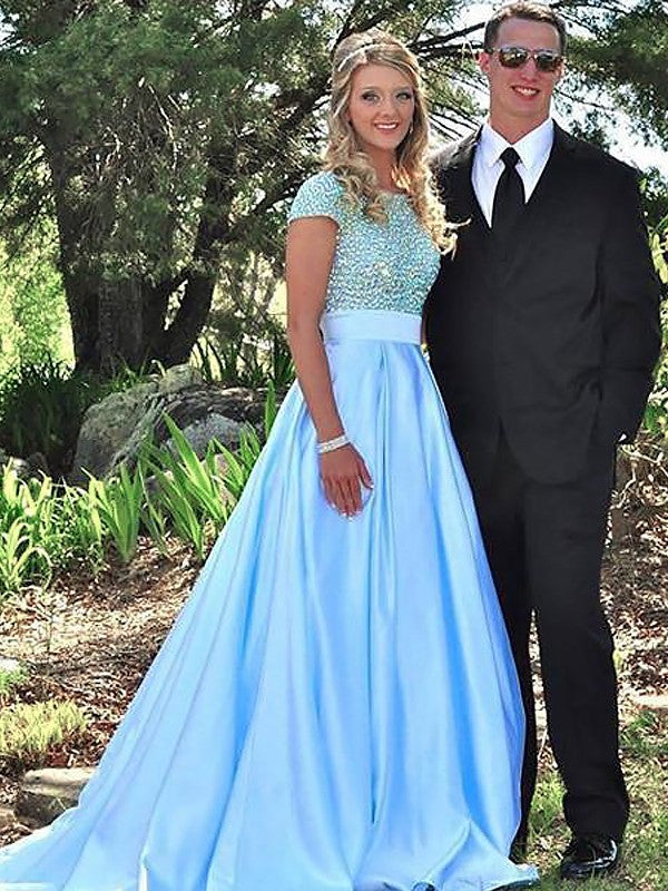 Vestidos de graduación de satén con mangas cortas, corte en A/elegante estilo barco y bordados de cuentas