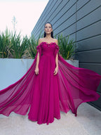 Vestidos de graduación elegantes de corte A, de gasa, hasta el suelo, con mangas largas, volantes y hombros descubiertos.