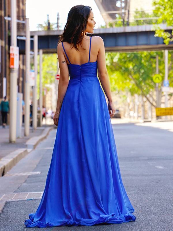 Vestidos de graduación sin mangas de gasa con tirantes finos fruncidos y corte en A/elegante