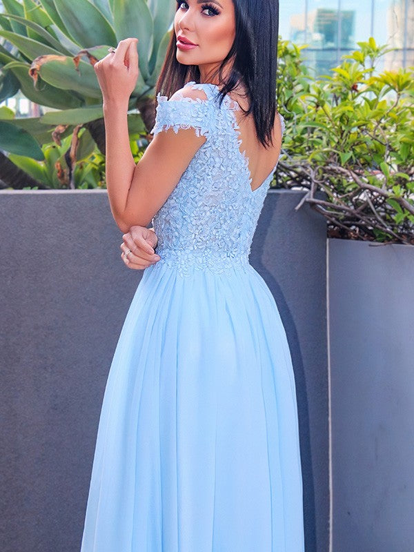 Vestidos de graduación elegantes de corte A, largos hasta el suelo, sin mangas, con hombros descubiertos y apliques de gasa.