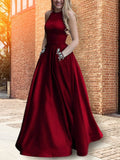 Vestidos de graduación de satén con cuentas, corte línea A/elegante, sin mangas, hasta el suelo y con cuello halter.