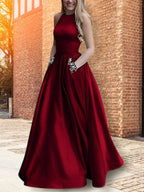 Vestidos de graduación de satén con cuentas, corte línea A/elegante, sin mangas, hasta el suelo y con cuello halter.