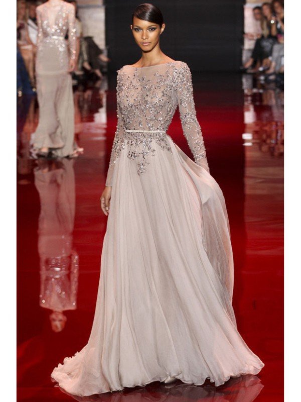 Vestidos de fiesta de gasa con apliques, corte en A, cuello alto y mangas largas.