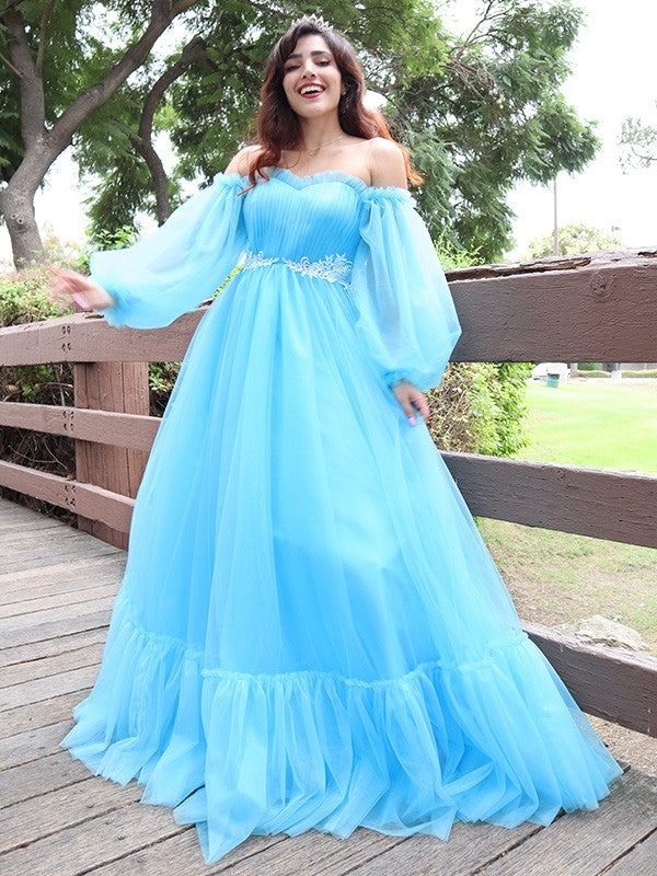Vestidos de graduación elegantes de corte A con hombros descubiertos, mangas largas con apliques de tul y largo hasta el suelo