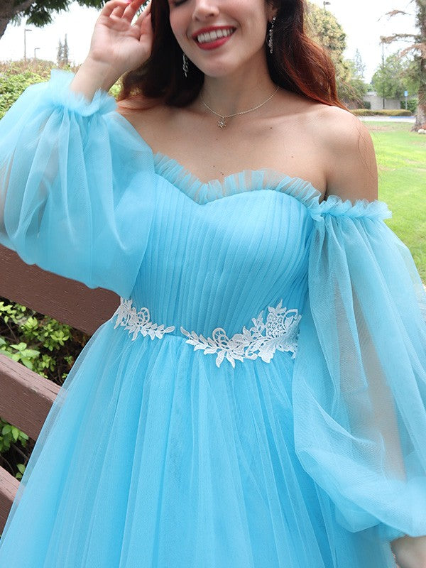 Vestidos de graduación elegantes de corte A con hombros descubiertos, mangas largas con apliques de tul y largo hasta el suelo