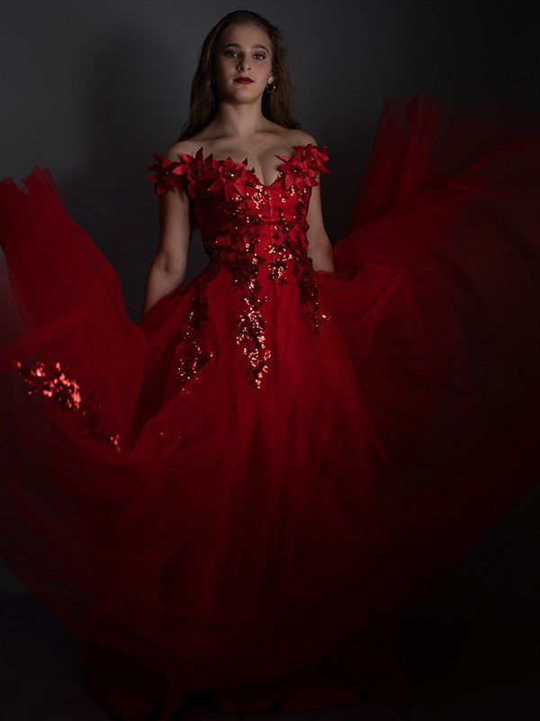 Vestidos de graduación elegantes de corte A, sin mangas, con apliques de tul y hombros descubiertos, hasta el suelo.