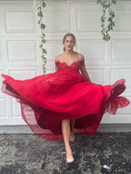 Vestidos de graduación elegantes de corte A, sin mangas, con apliques de tul y hombros descubiertos, hasta el suelo.