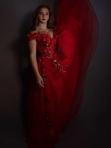 Vestidos de graduación elegantes de corte A, sin mangas, con apliques de tul y hombros descubiertos, hasta el suelo.