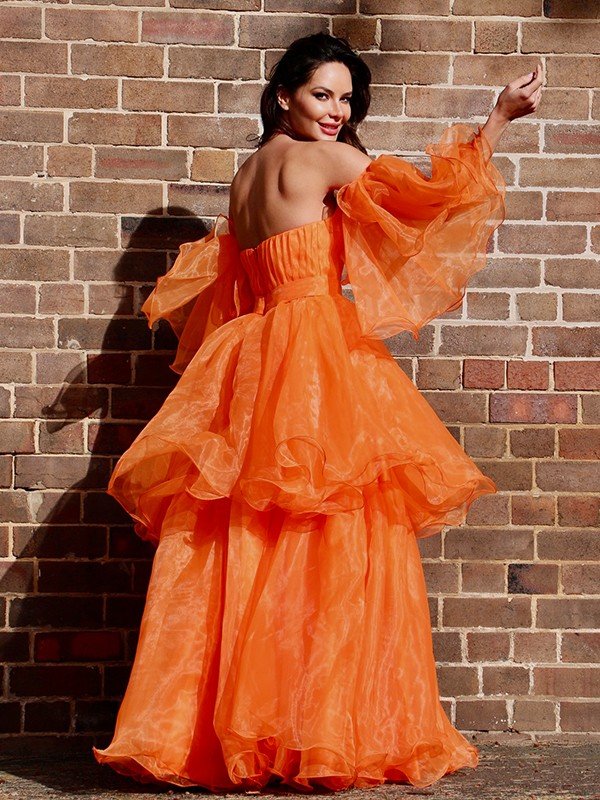 Vestidos de graduación de corte A/elegantes de organza con hombros descubiertos, capas, mangas largas y largo hasta el suelo