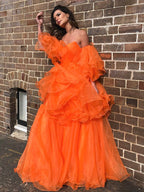 Vestidos de graduación de corte A/elegantes de organza con hombros descubiertos, capas, mangas largas y largo hasta el suelo