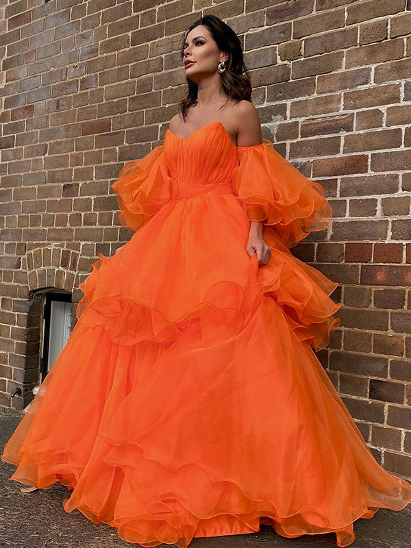 Vestidos de graduación de corte A/elegantes de organza con hombros descubiertos, capas, mangas largas y largo hasta el suelo