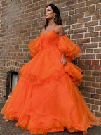 Vestidos de graduación de corte A/elegantes de organza con hombros descubiertos, capas, mangas largas y largo hasta el suelo