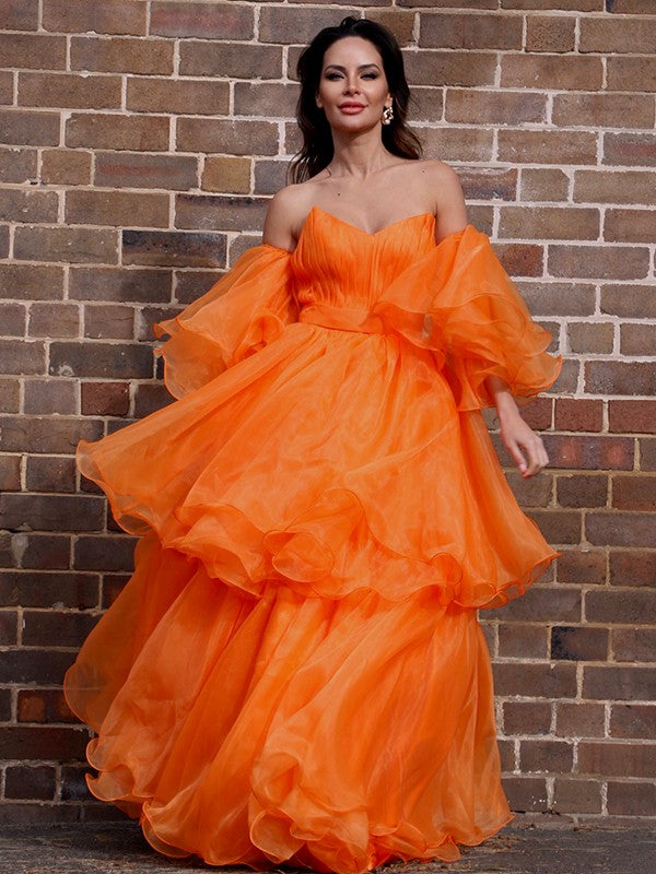 Vestidos de graduación de corte A/elegantes de organza con hombros descubiertos, capas, mangas largas y largo hasta el suelo