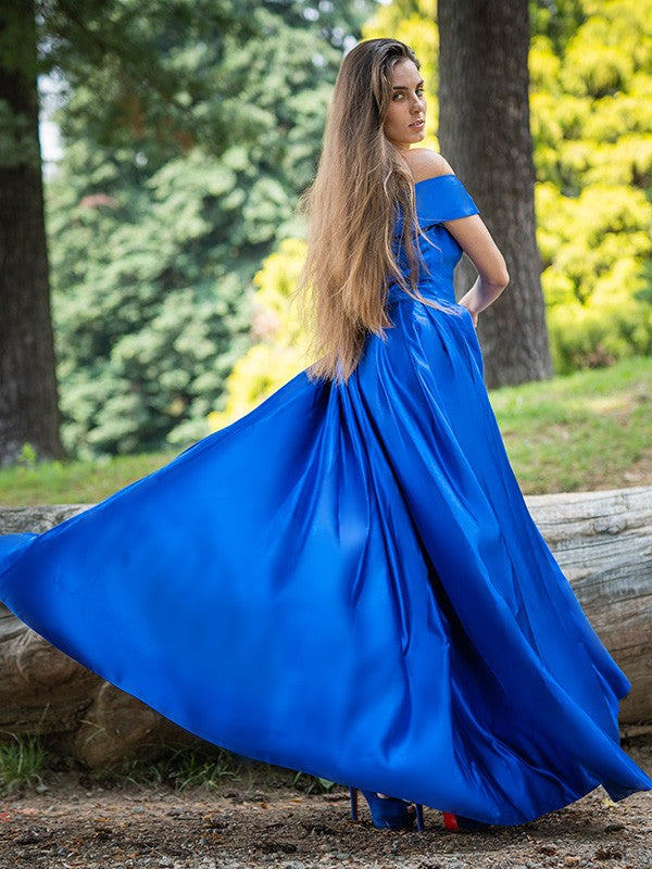 Vestidos de graduación largos hasta el suelo, sin mangas, con hombros descubiertos, corte en A y elegantes volantes de satén.