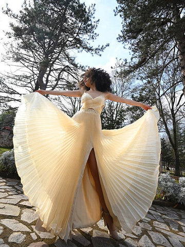 Vestidos de fiesta de corte A/elegantes con volantes, sin mangas, de satén y con escote en V