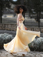 Vestidos de fiesta de corte A/elegantes con volantes, sin mangas, de satén y con escote en V