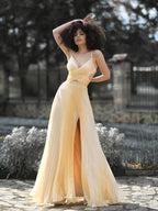 Vestidos de fiesta de corte A/elegantes con volantes, sin mangas, de satén y con escote en V