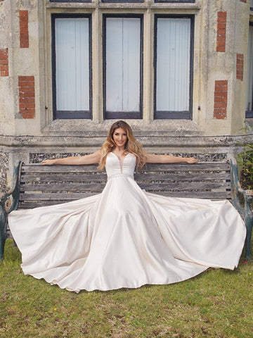 Vestidos de graduación sin mangas con escote en V, corte en A/elegantes, de satén con cuentas.