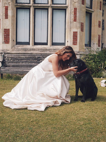 Vestidos de graduación sin mangas con escote en V, corte en A/elegantes, de satén con cuentas.