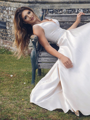 Vestidos de graduación sin mangas con escote en V, corte en A/elegantes, de satén con cuentas.