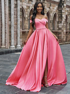 Vestidos de graduación de corte A/elegantes de satén sin mangas con volantes, hombros descubiertos y cola corta