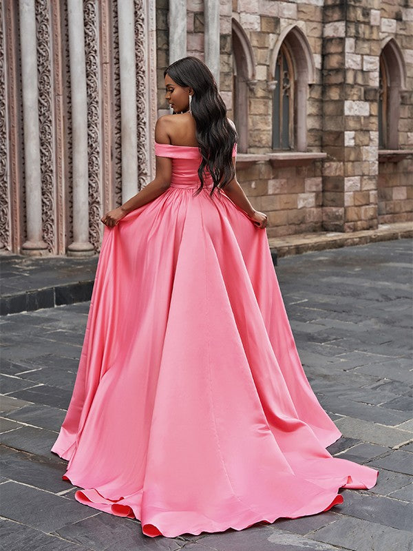 Vestidos de graduación de corte A/elegantes de satén sin mangas con volantes, hombros descubiertos y cola corta