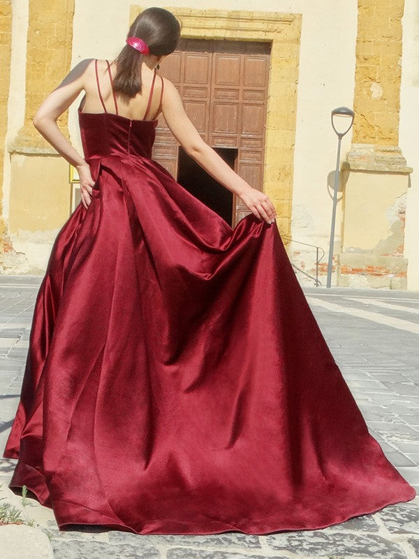 Vestidos de graduación elegantes de satén con tirantes finos, sin mangas y con volantes, corte en A.