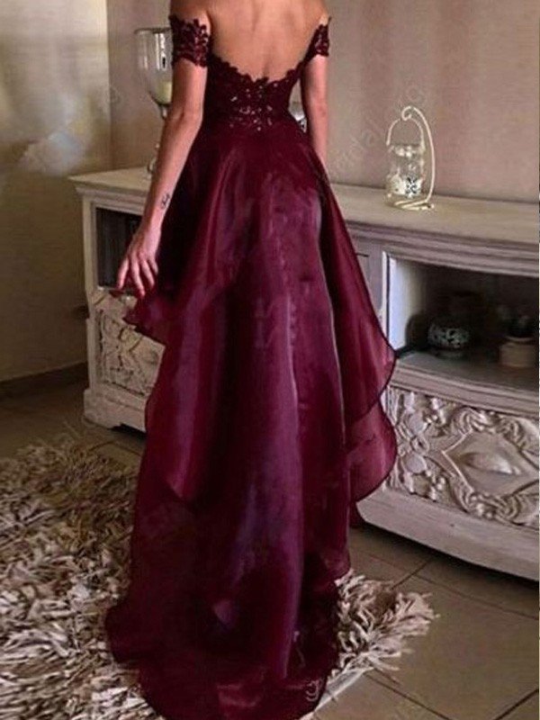 Vestidos de graduación de organza asimétricos con apliques, corte en A/elegantes, sin mangas y con hombros descubiertos
