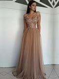 Vestidos de graduación elegantes de corte A, sin mangas, con hombros descubiertos y largo hasta el suelo, con apliques de tul.
