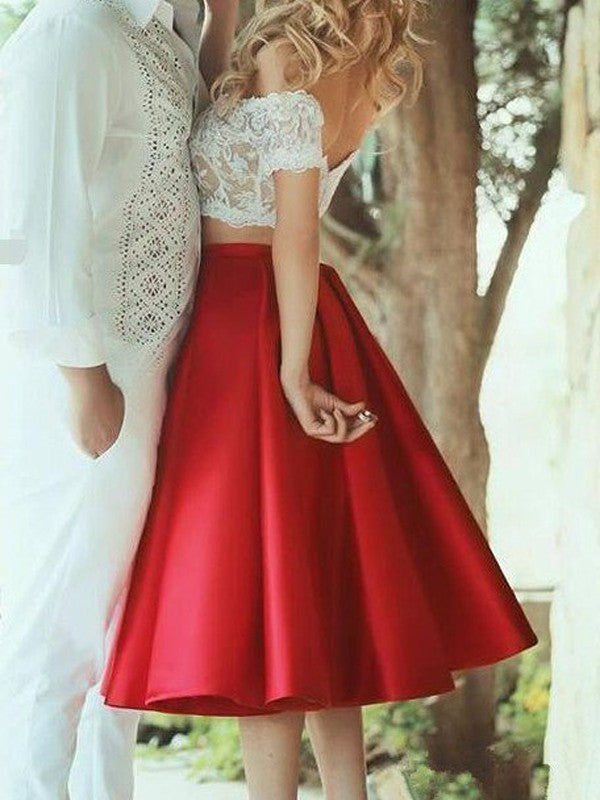 Robes de bal deux pièces élégantes en satin et dentelle, coupe trapèze, sans manches, épaules dénudées, longueur genou.