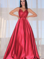 Vestidos de graduación elegantes de corte A, sin mangas, con volantes, escote en V y largo hasta el suelo, de satén.
