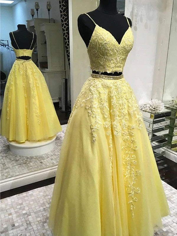 Vestidos de graduación de dos piezas de corte A/elegante con apliques de tul, sin mangas, escote en V y largo hasta el suelo.