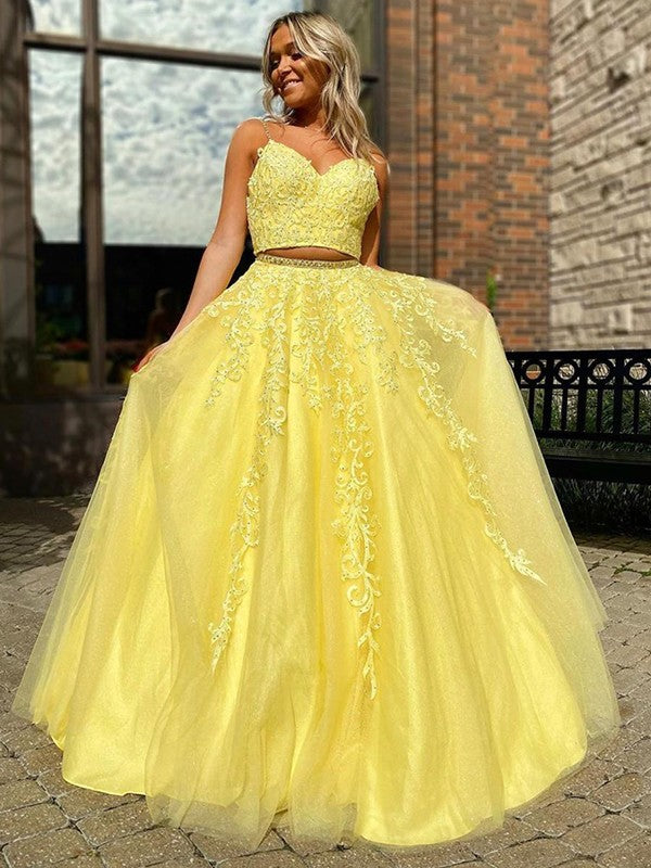 Vestidos de graduación de dos piezas de corte A/elegante con apliques de tul, sin mangas, escote en V y largo hasta el suelo.