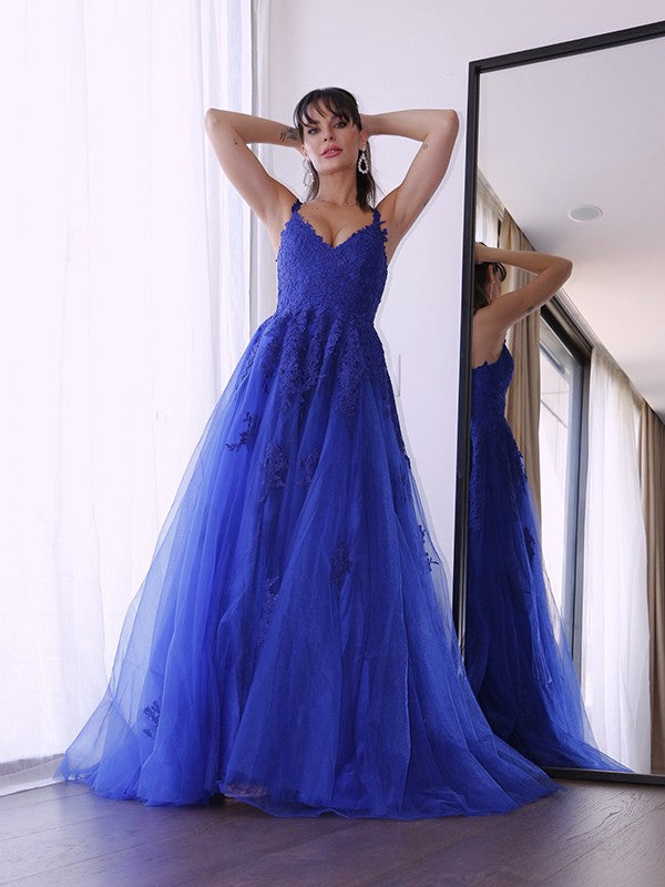 Vestidos de graduación elegantes de tul con escote en V y apliques sin mangas