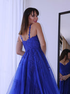 Vestidos de graduación elegantes de tul con escote en V y apliques sin mangas