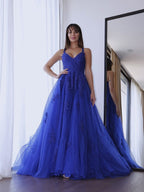 Vestidos de graduación elegantes de tul con escote en V y apliques sin mangas