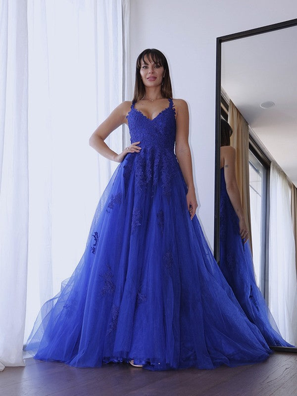 Vestidos de graduación elegantes de tul con escote en V y apliques sin mangas